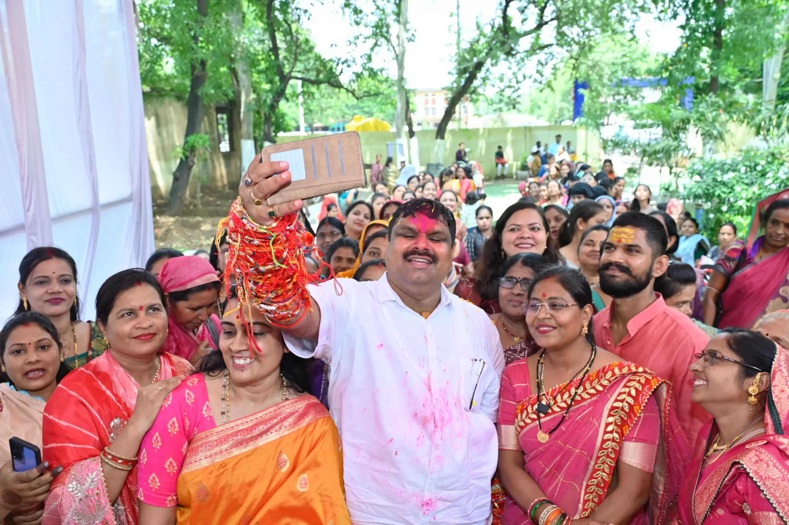 रक्षाबंधन पर विधायक गजेन्द्र यादव के हाथों में सजी हजारों राखियां