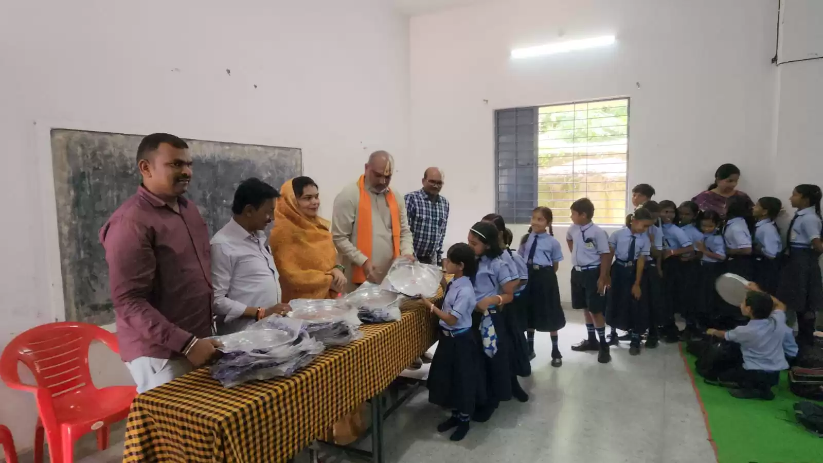 दुर्ग ग्रामीण विधायक ललित चंद्राकर ने पूर्व माध्यमिक शाला अंजोर में किया थाली वितरण