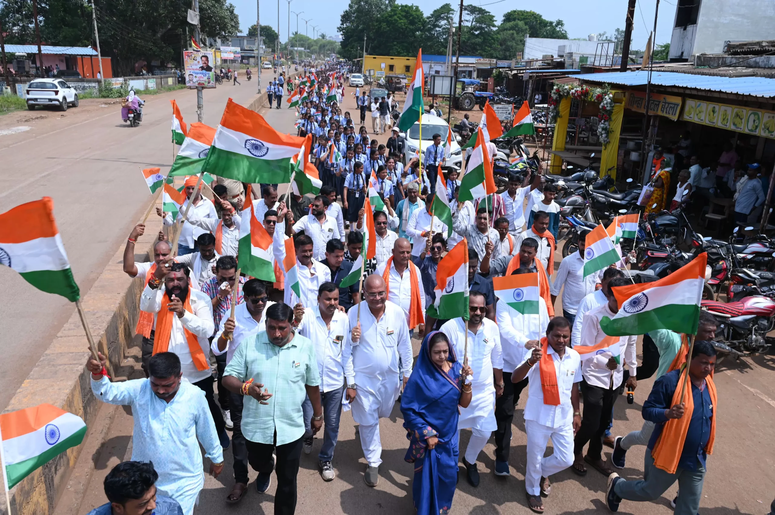 बेरला में हर घर तिरंगा अभियान के तहत विशाल तिरंगा यात्रा का भव्य आयोजन