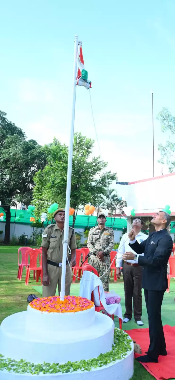 कलेक्टर रणबीर शर्मा ने कलेक्टोरेट एवं निवास में किया ध्वजारोहण