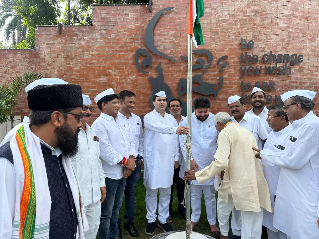 पूर्व महापौर बाकलीवाल ने सिविल लाईन व आमदी मंदिर वार्ड में किया ध्वजारोहण