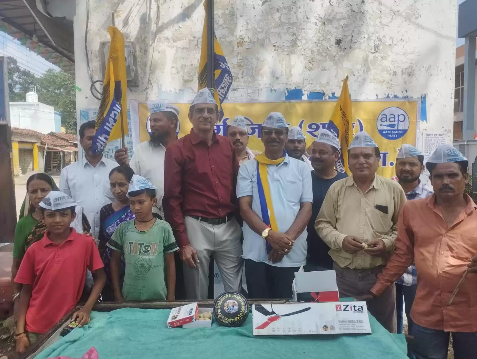 सेवा की अनुकरणीय मिसाल, स्कूल में पंखों का वितरण