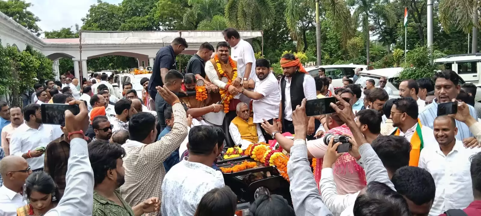 केबिनेट मंत्री गजेन्द्र यादव के प्रथम दुर्ग शहर आगमन पर स्वागत-अभिनंदन में उमड़े लोग