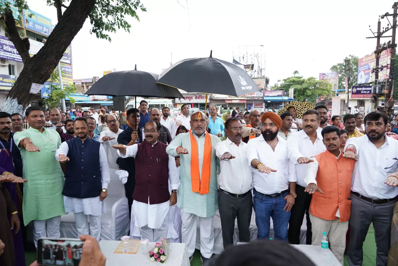 स्वदेशी सुरक्षा एवं स्वालंबन अभियान के अंतर्गत विदेशी वस्तुओं के बहिष्कार को लेकर पुतला दहन