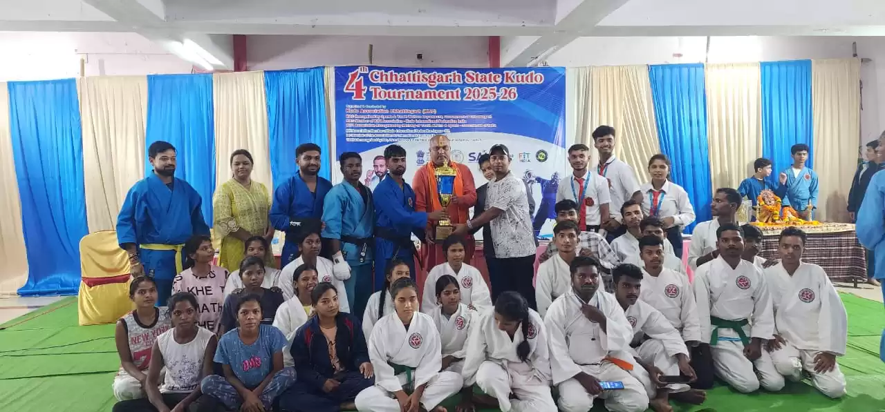 दुर्ग ग्रामीण विधायक ललित चंद्राकर ने चौथी राज्य स्तरीय कूडो टूर्नामेंट 2025 के समापन समारोह में खिलाड़ियों को सम्मानित किया