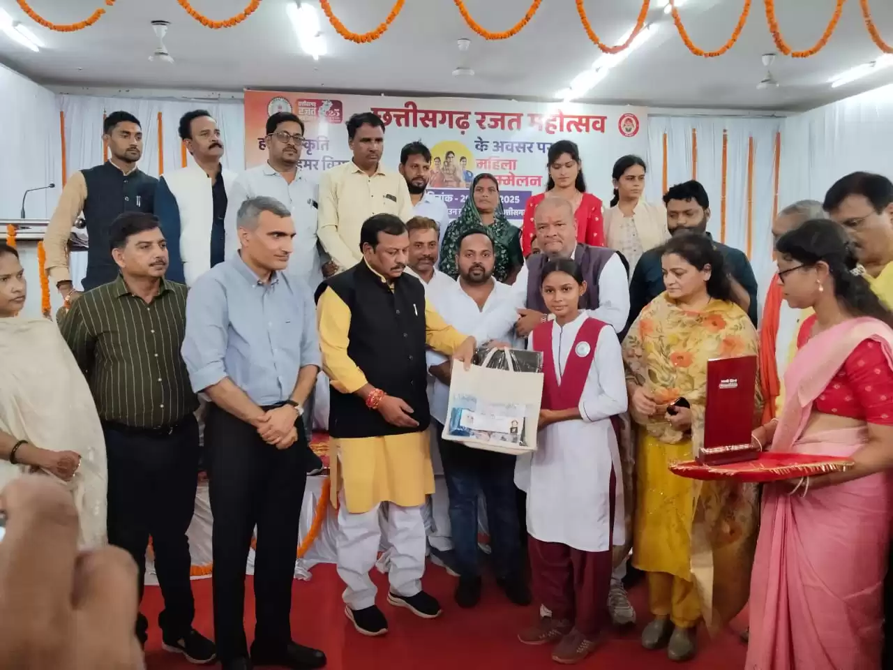 महिला सम्मेलन में सांस्कृतिक कार्यक्रमों का भी आयोजन