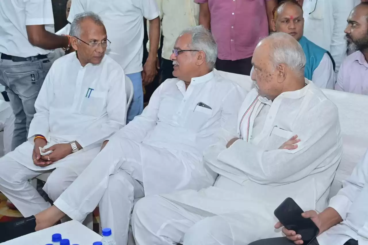 पूर्व गृहमंत्री ताम्रध्वज साहू की पत्नी स्व. कमला देवी साहू के वार्षिक श्राद्ध बरसी कार्यक्रम में श्रद्धाजंलि देने पहुंचे पूर्व मुख्यमंत्री भूपेश बघेल सहित प्रदेश भर के नेतागण