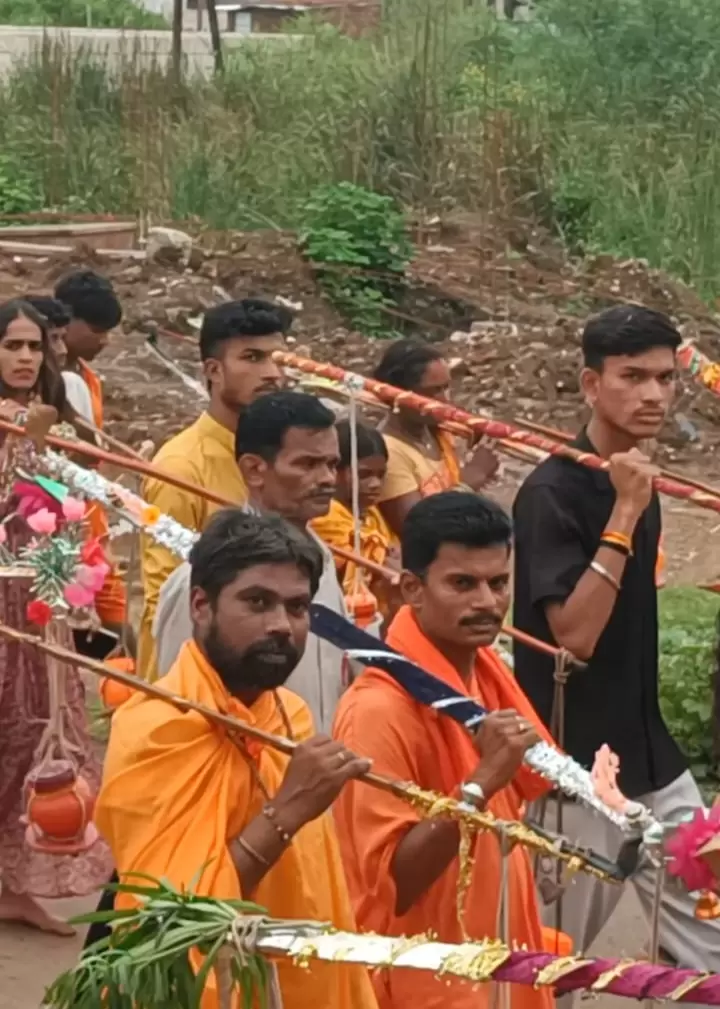 ऋषि पंचमी पर निकली विशाल कावड़ यात्रा शिवनाथ नदी महमरा घाट से जल लेकर छातागढ़ प्राचीन शिव मंदिर में हुआ जलाभिषेक पूर्व सभापति देवांगन सहित बड़ी संख्या में कांवरिए हुए शामिल