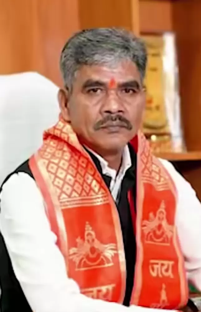 साजा विधायक ईश्वर साहू ने रेवड़ी की तरह बांटी स्वेच्छानुदान की राशि, मां सहित अन्य रिश्तेदारों, पीएसओ, पीए और ऑपरेटर के रिश्तेदारों को भी दी