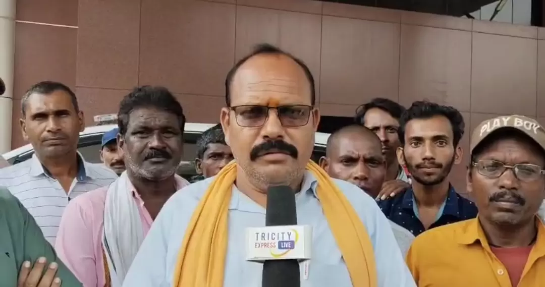 उसलापुर में मवेशी चर रहे फसल, 15 साल से ऐसे ही हालात, शिकायत लेकर कलेक्ट्रेट पहुंचे ग्रामीण