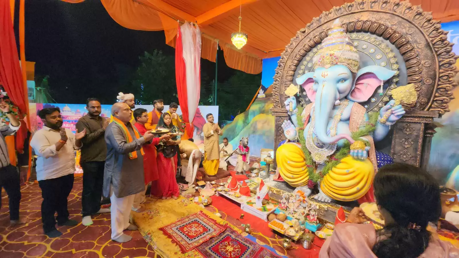 दुर्ग ग्रामीण विधायक ललित चंद्राकर ने दक्षिण कौशल गणेश उत्सव समिति पदमनाभपुर दुर्ग गणेश पंडाल में भगवान श्री गजानंद स्वामी जी की पूजा-अर्चना की