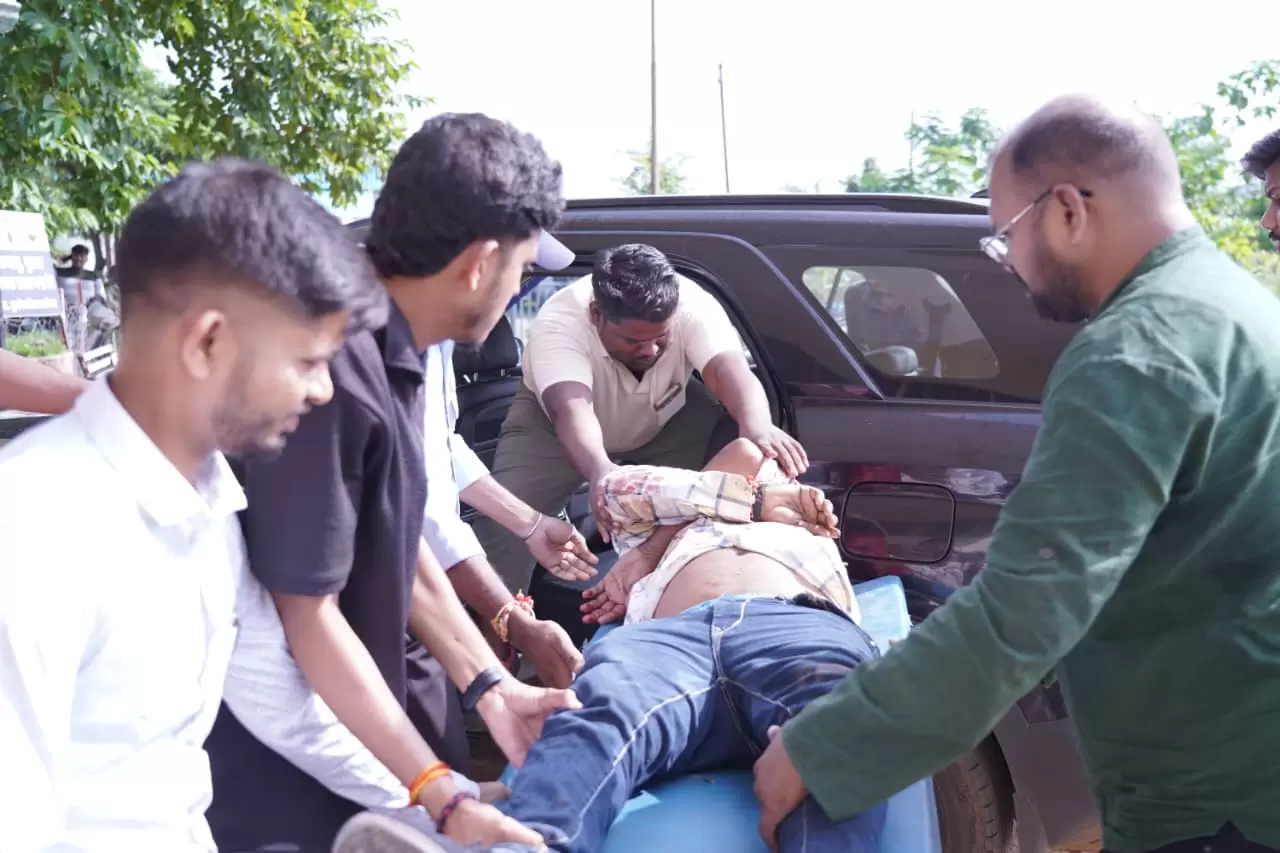 सड़क हादसे में घायल युवक की जान बचाने आगे आए विधायक दीपेश साहू के भाई वाईडी साहू