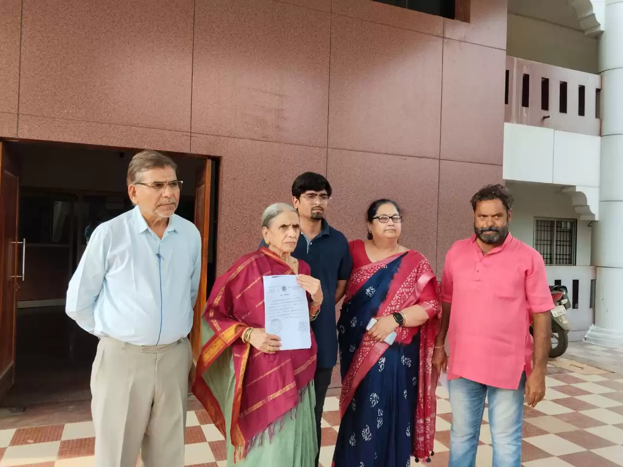 जीवित महिला का बन गया मृत्यु सर्टिफिकेट, देखिए पूरी खबर