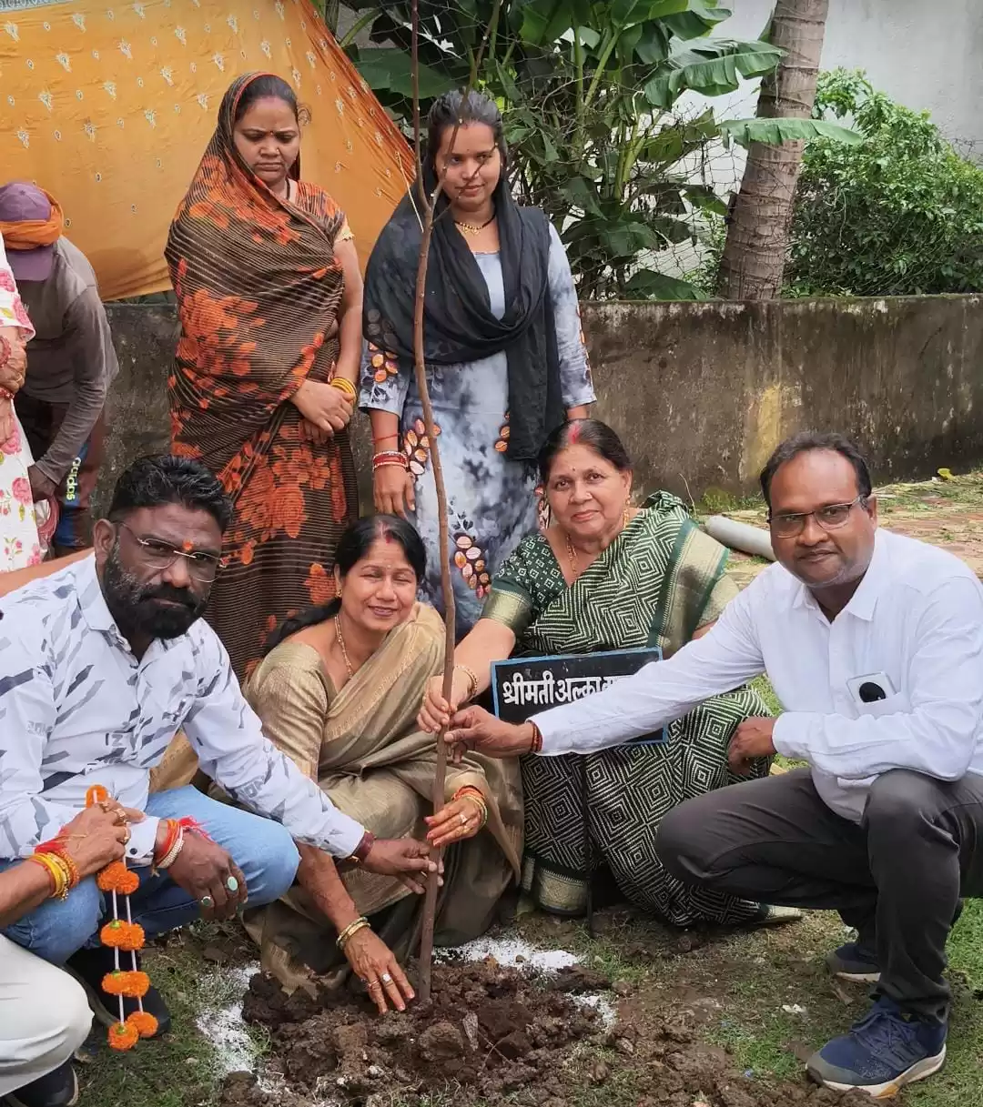 बाघमार और बंजारे ने वार्ड 3 गली नंबर 4 खेल मैदान में किया 40 पौधों का रोपण, संरक्षण कर वृक्ष बनाने का लिया संकल्प