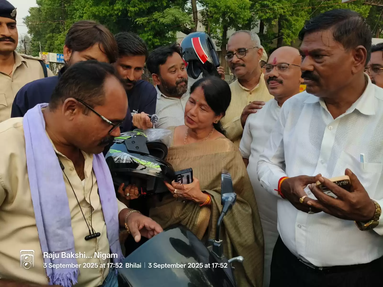 नो-हेलमेट, नो-पेट्रोल” नीति के समर्थन में सड़क पर उतरीं महापौर अलका बाघमार, पटेल चौक में किया हेलमेट वितरण