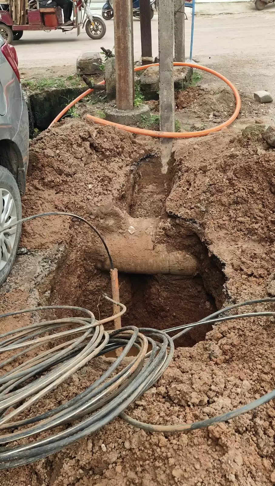 एयरटेल कंपनी द्वारा केबल बिछाने बेतरतीब खुदाई व अव्यवस्थित खंबे लगाने से नाराज वार्ड पार्षद लीना दिनेश देवांगन ने काम रुकवाया, आयुक्त से शिकायत कर नियमानुसार कार्यवाही करने की मांग