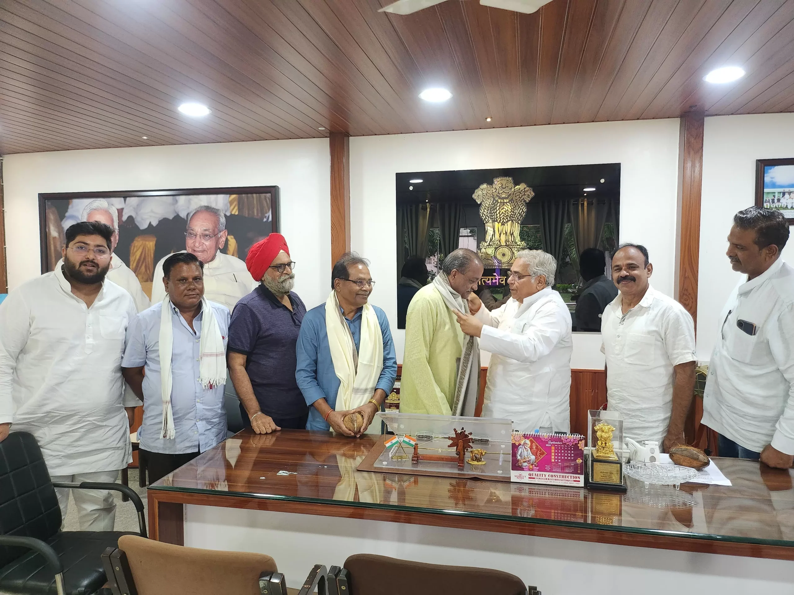 शिक्षक समाज के शिल्पकार हैं : शिक्षक दिवस पर अरुण वोरा का आचार्यों को नमन, प्राध्यापकों को किया सम्मानित