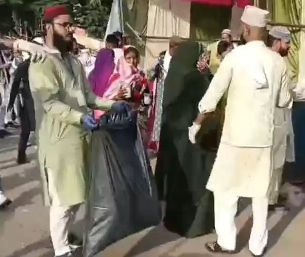 ईद मिलादुन्नबी जुलूस के बाद मोहसिने आज़म मिशन ने दिखाई अनूठी मिसाल, युवाओं ने तत्काल किया श्रमदान, जुलूस स्थल को बनाया स्वच्छ