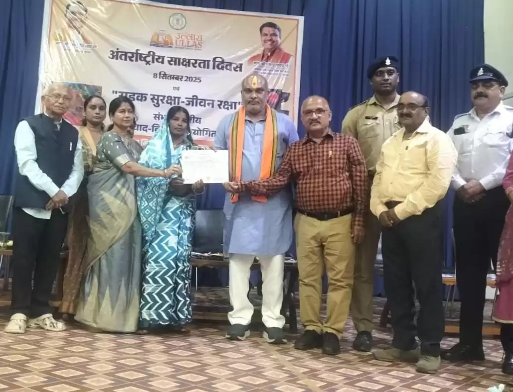 सड़क सुरक्षा जीवन रक्षा एवं अंतर्राष्ट्रीय साक्षरता दिवस कार्यक्रम, विधायक ललित चंद्राकर व महापौर अलका बाघमार रहे मुख्य अतिथि, छात्रों को दी जीवन रक्षा की सीख