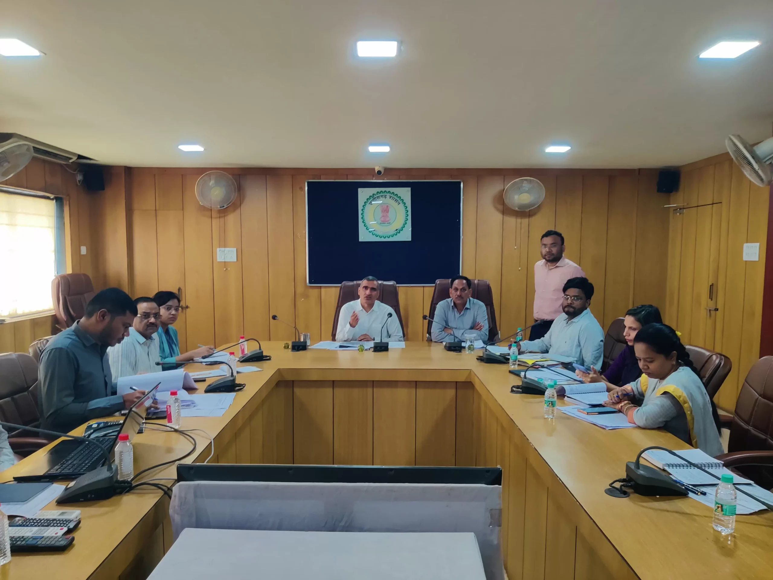 कलेक्टर रणबीर शर्मा की उपस्थिति मे समय सीमा की बैठक संपन्न, कर्तव्य निर्वहन गंभीरतापूर्वक करें, विभागीय लक्ष्य की पूर्ति में प्राथमिकता दें – कलेक्टर रणबीर शर्मा