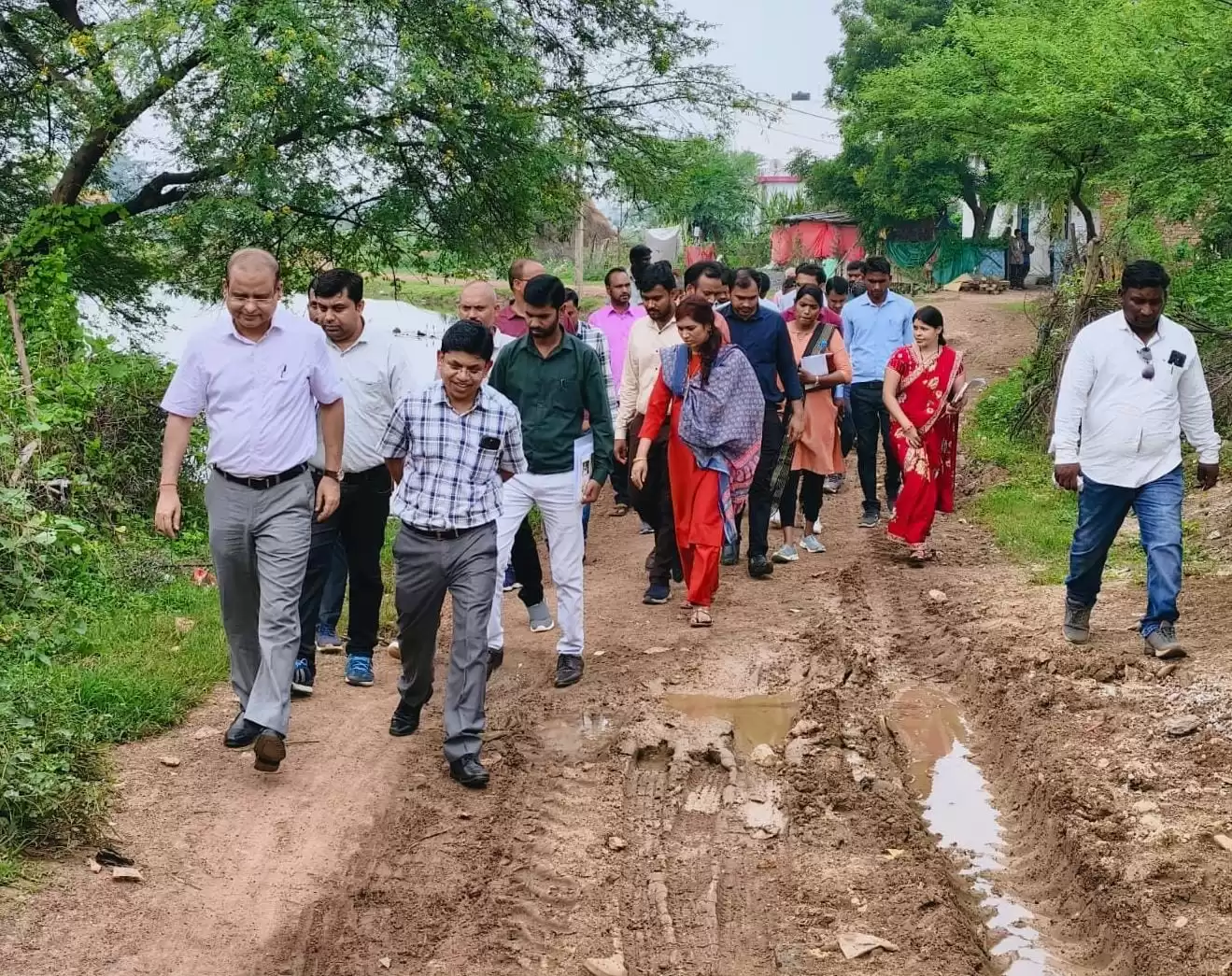 टेमरी नादघाट में संयुक्त निरीक्षण : मनरेगा, आवास, स्वच्छ भारत मिशन एवं बिहान योजनाओं की प्रगति की समीक्षा