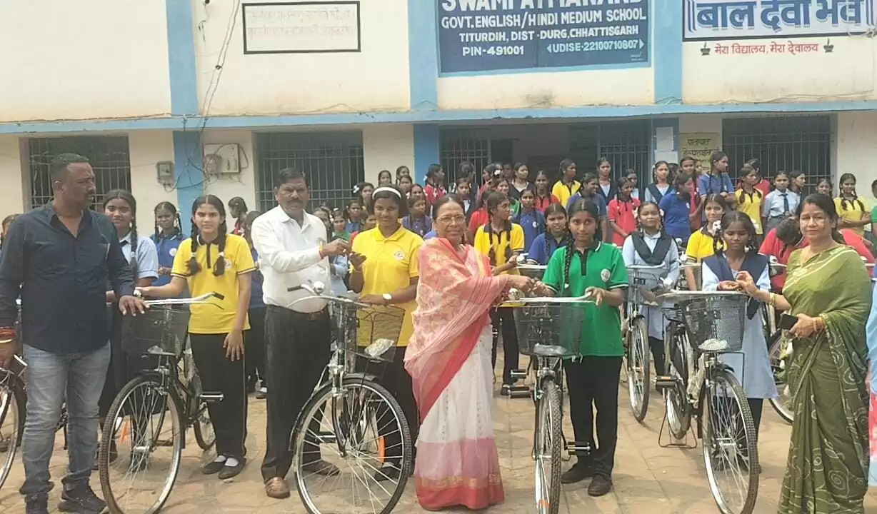 मेयर अलका बाघमार ने 87 छात्राओं को बांटी साइकिल