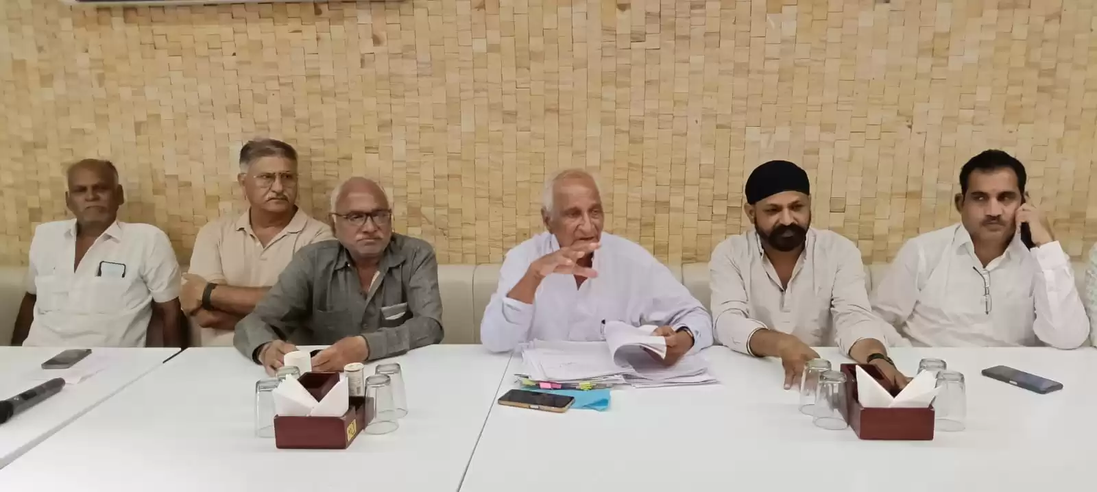 न्यू हटरी बाजार और न्यू मार्केट के व्यापारी निगम से प्रीमियम राशि जमा करने का नोटिस मिलने से परेशान