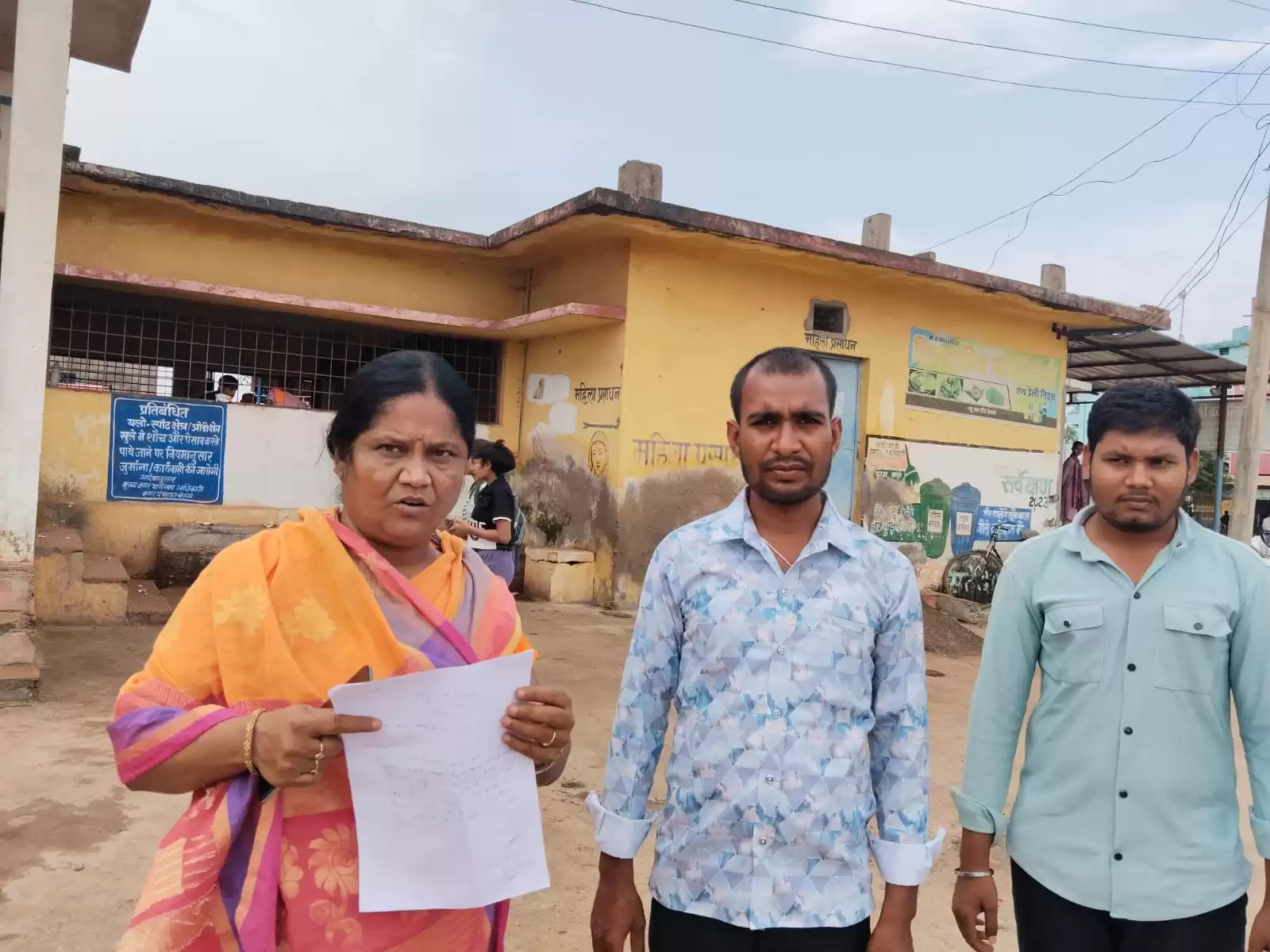 यात्री प्रतीक्षालय के आसपास साफ सफाई रखने और स्टॉपेज में बस रोकने की मांग