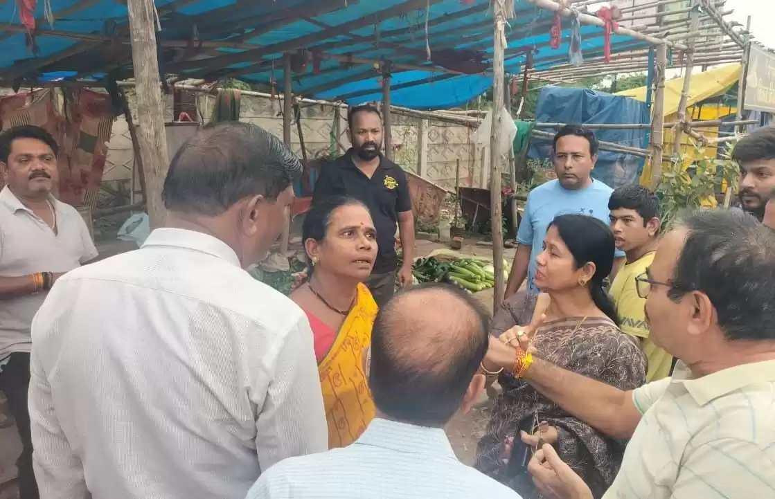 महापौर अलका बाघमार ने पुष्पक नगर मेन रोड का किया निरीक्षण,सड़क पर सब्जी-फल बाजार हटाकर सीमित जगह पर लगाने के निर्देश