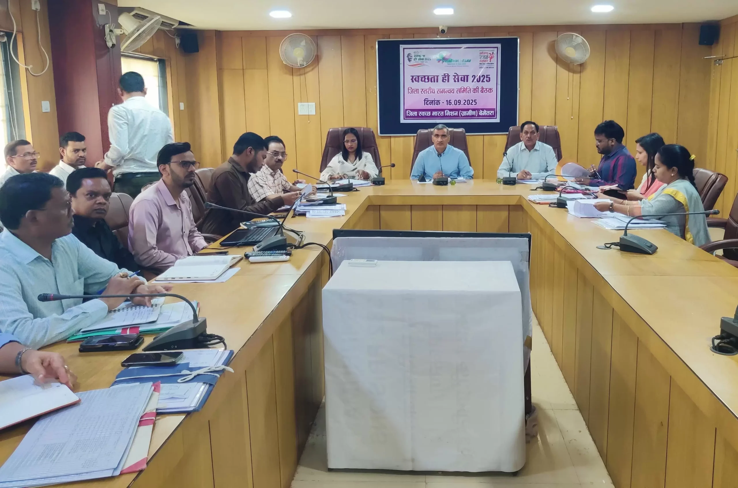 कलेक्टर ने लंबित प्रकरणों का त्वरित निराकरण करने कहा, प्रमुख आयोजनों की समीक्षा की व विभागों को दिए सख्त निर्देश