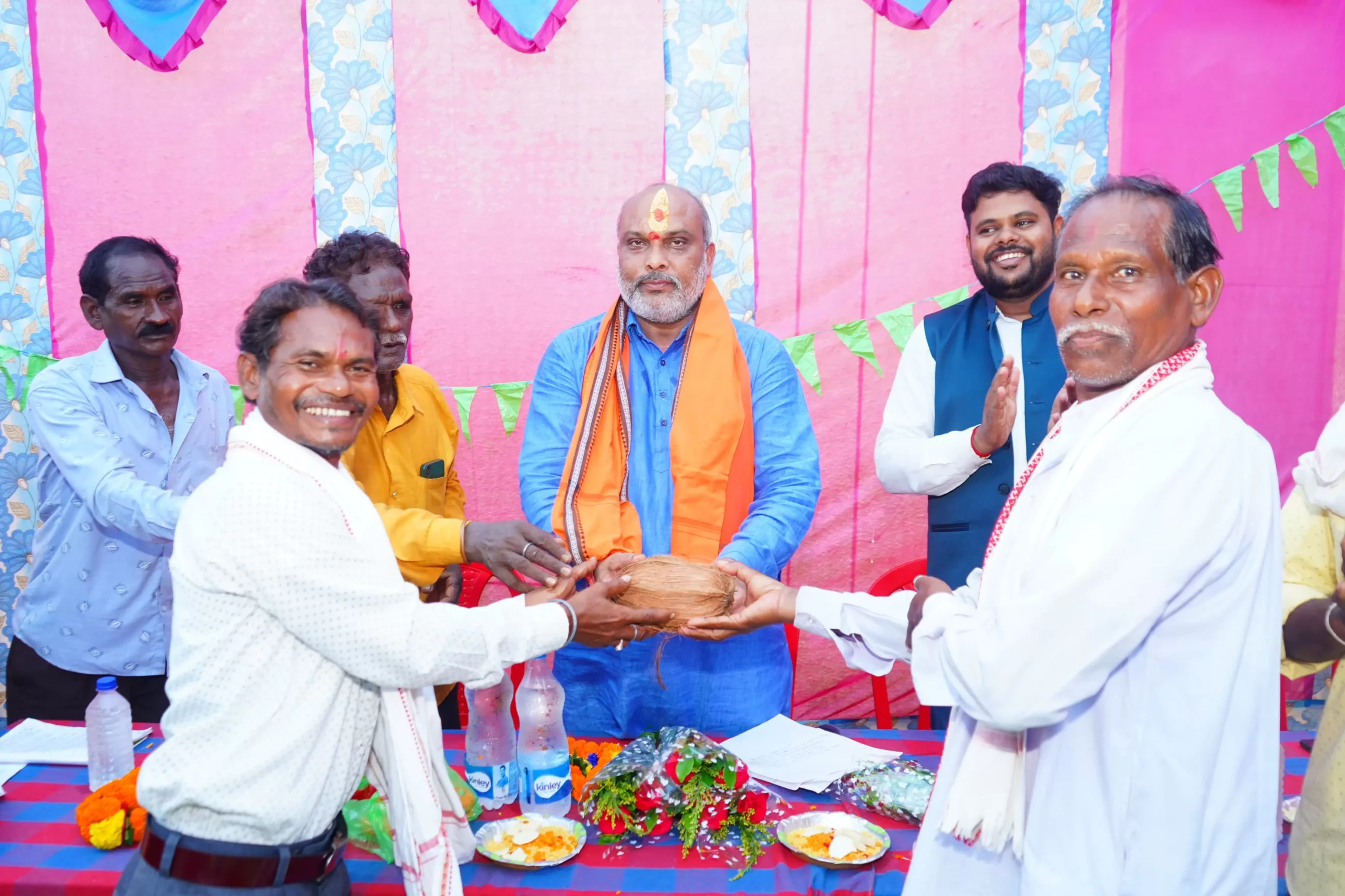 दुर्ग ग्रामीण विधायक ललित चंद्राकर ने सृजन के देवता भगवान विश्वकर्मा के पूजा अर्चना कर क्षेत्र वासियों की सुख समृद्धि की कामना की