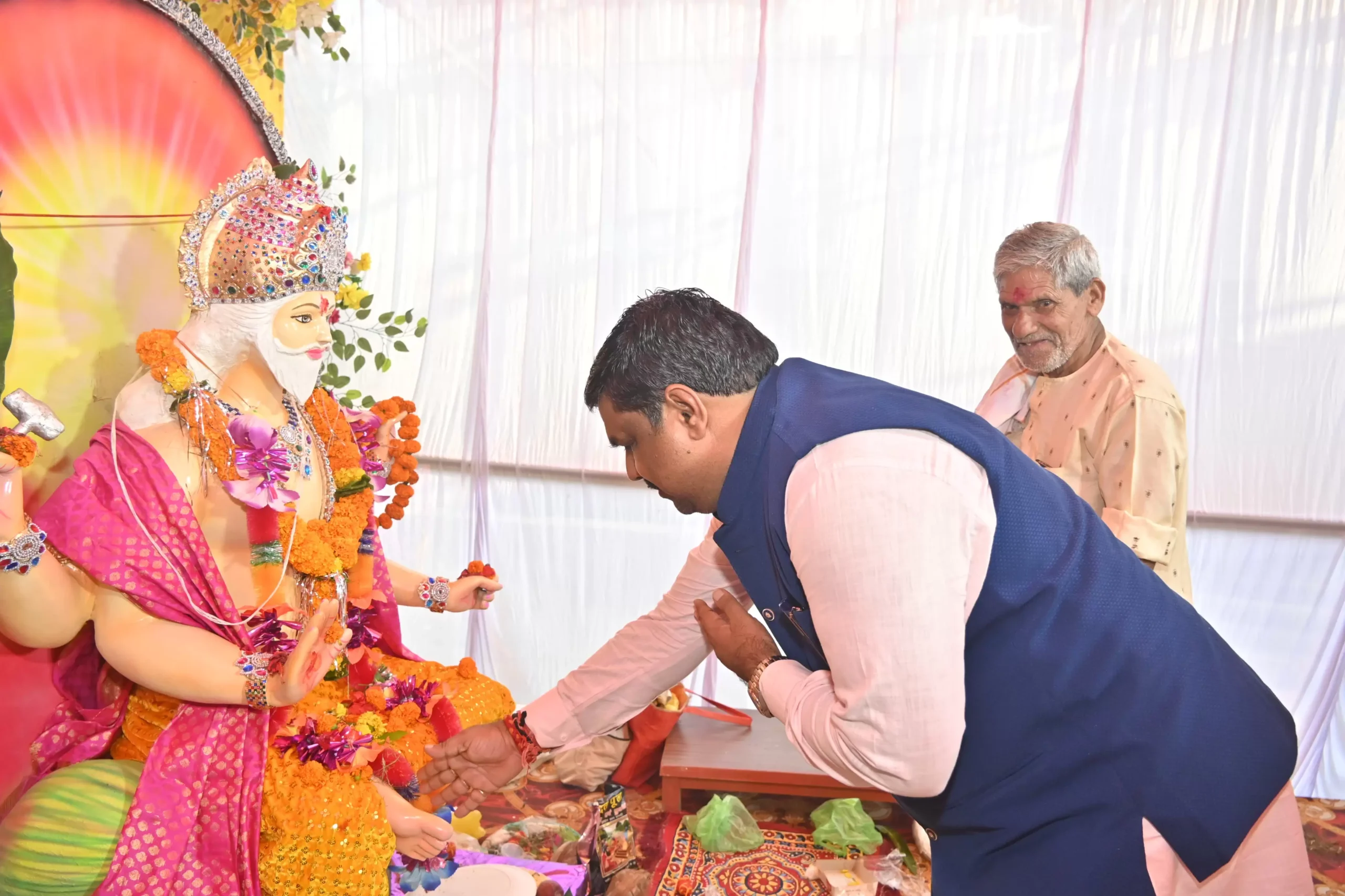 विश्वकर्मा जयंती पर शामिल हुए शिक्षा मंत्री गजेन्द्र यादव, श्रमिक को शुभकामनायें दिए