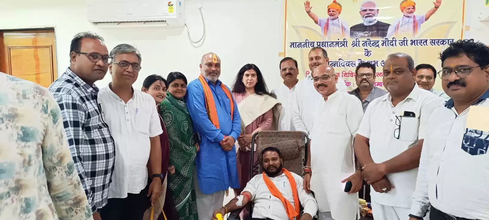 देश के प्रधानमंत्री नरेंद्र मोदी जी के जन्म दिवस के अवसर पर भाजपा जनों ने स्वच्छता अभियान एवं विशाल रक्तदान शिविर का किया आयोजन