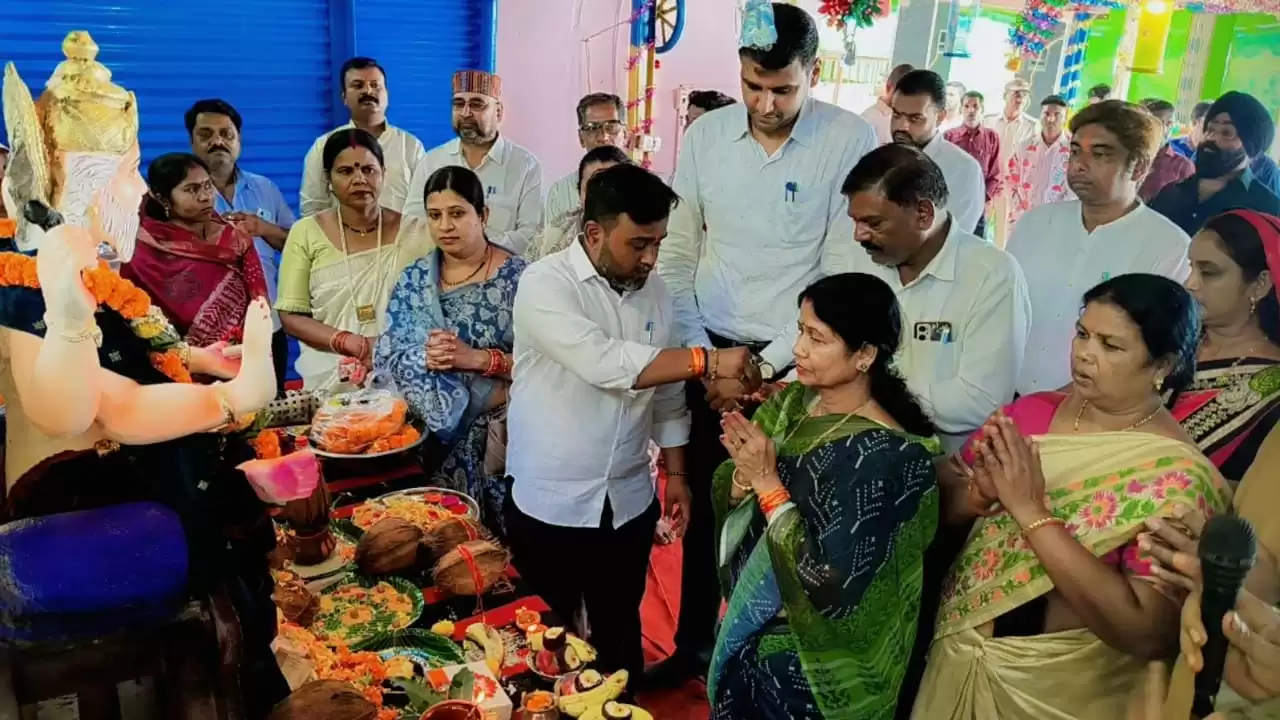 दुर्ग निगम में धूमधाम से मनाई गई श्री विश्वकर्मा जयंती, महापौर अलका बाघमार व आयुक्त सुमित अग्रवाल ने किया पूजन