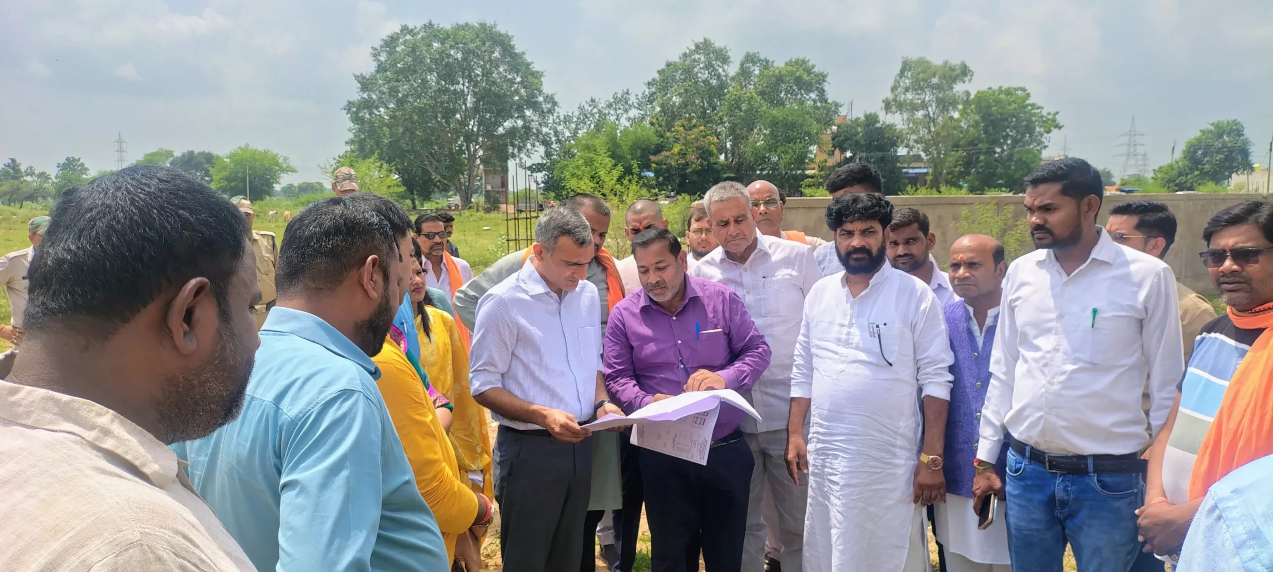 कलेक्टर रणबीर शर्मा ने आत्मानंद स्कूल निर्माण कार्य और सामुदायिक स्वास्थ्य केंद्र साजा का किया औचक निरीक्षण