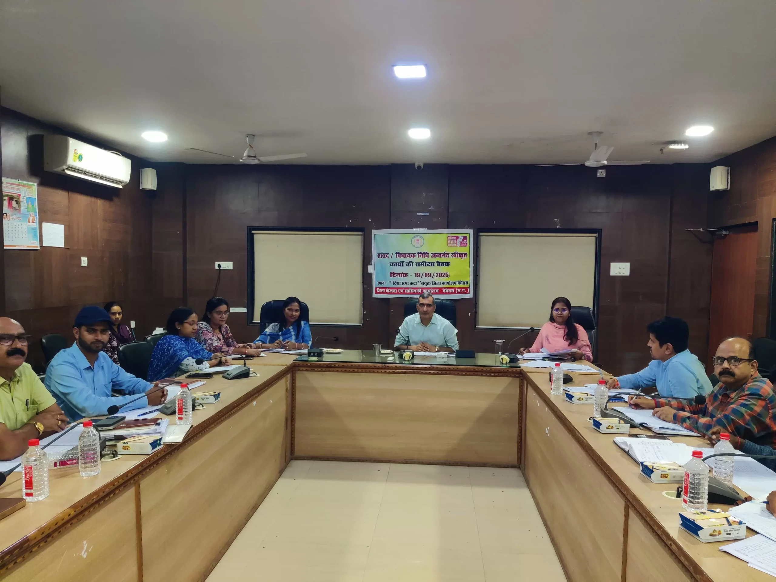 सांसद-विधायक निधि अंतर्गत स्वीकृत कार्यों की समीक्षा बैठक में कलेक्टर रणबीर शर्मा ने दिए कार्यों की समय-सीमा में गुणवत्ता पूर्ण पूर्णता के निर्देश
