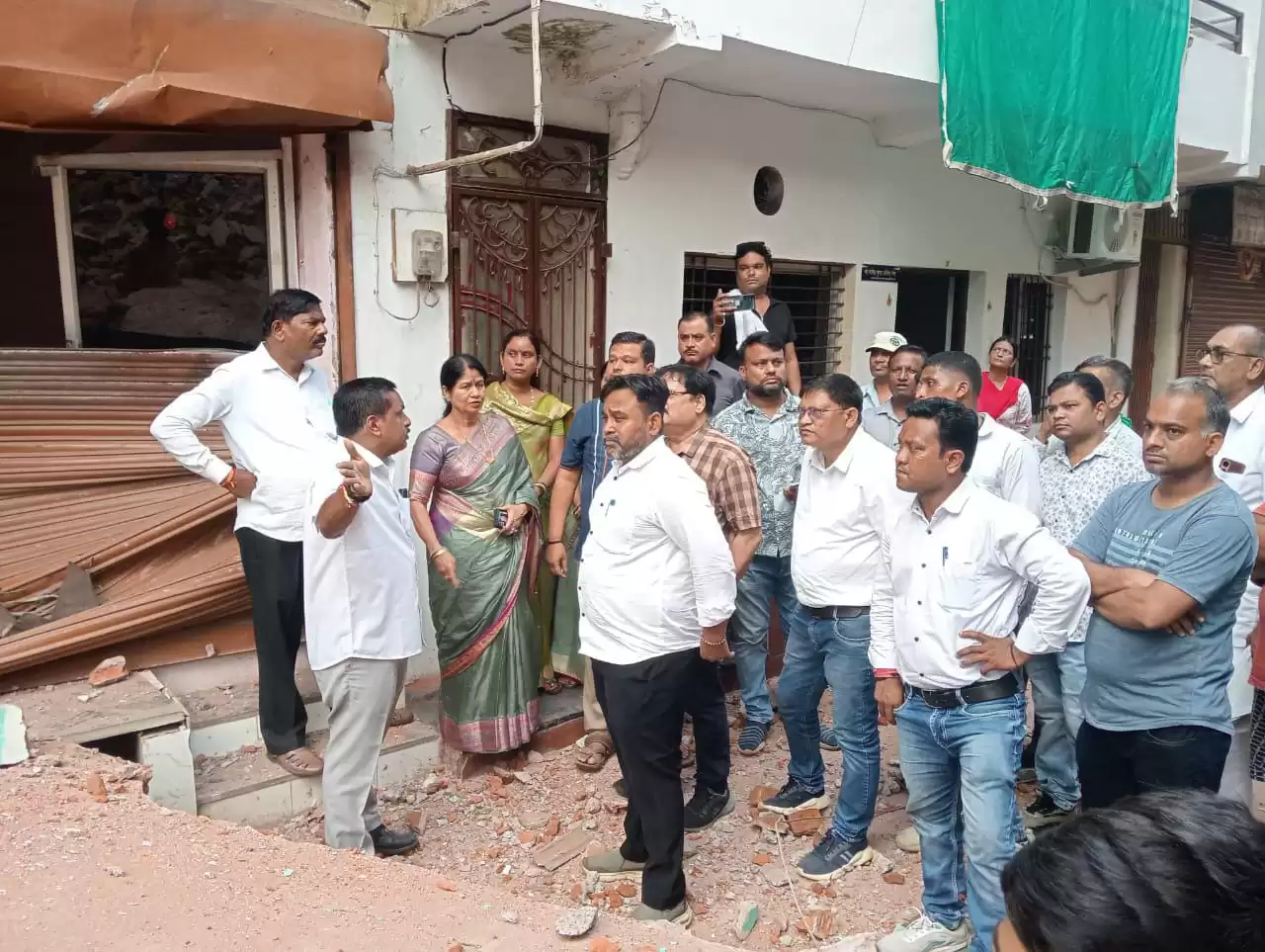 गंजपारा में जर्जर मकान में भारी मशीनों से चल रहा था मकान को गिराने का कार्य,बिना अनुमति के तोड़फोड़, बड़ा हादसा टलते-टलते बचा