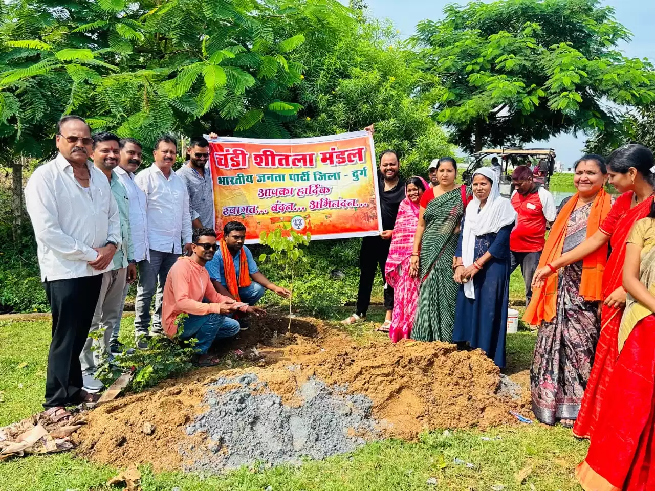 सेवा पखवाड़ा में मैदानों में एक पेड़ मां के नाम अभियान के अंतर्गत 75 पेड़ों का वृक्षारोपण