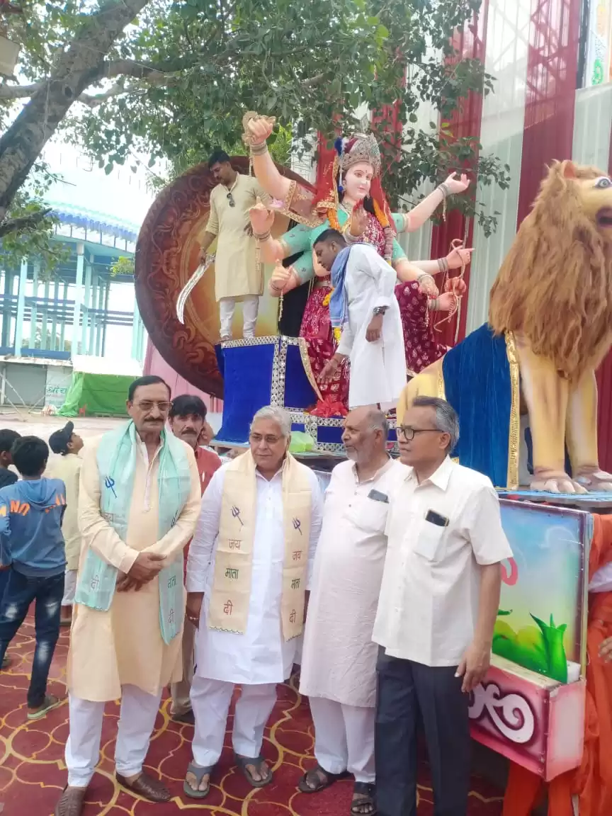 शारदीय नवरात्रि के प्रथम दिवस पर अरुण वोरा आंचलवासियों के लिए माँ के आशीर्वाद लेने पहुँचे चंडी मंदिर