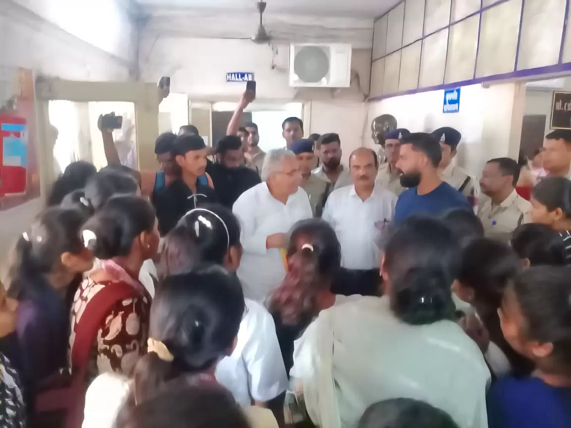 हेमचंद विश्वविद्यालय में कम अंक और अनुत्तीर्ण छात्रों के बीच हंगामा,अरुण वोरा पहुंचे,कहा- भविष्य के साथ समझौता नहीं होगा