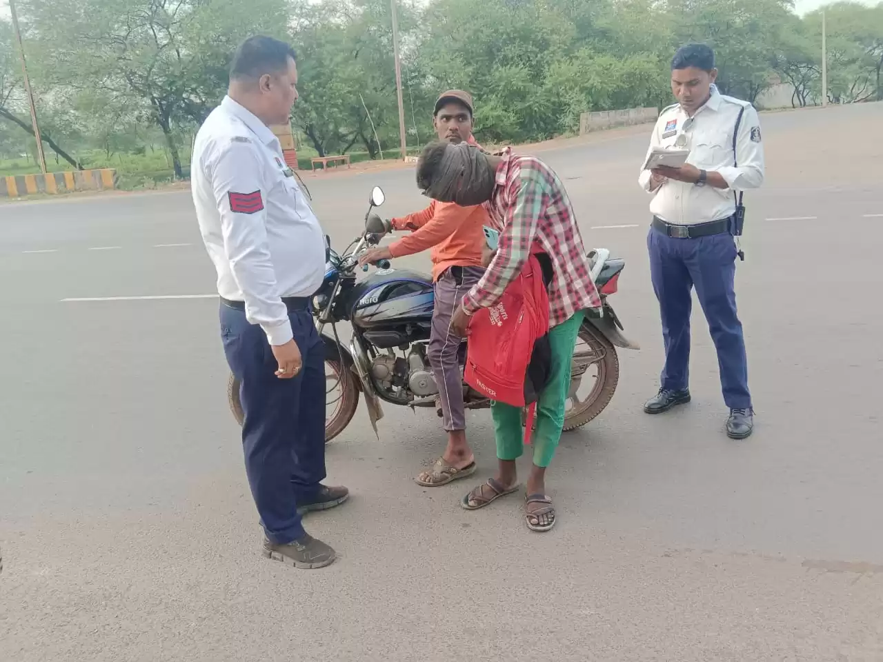 बेमेतरा पुलिस सड़क दुर्घटना में कमी लाने नागरिकों को कर रही जागरूक, मोटर व्हीकल एक्ट के तहत 19 वाहन चालक पर चालान