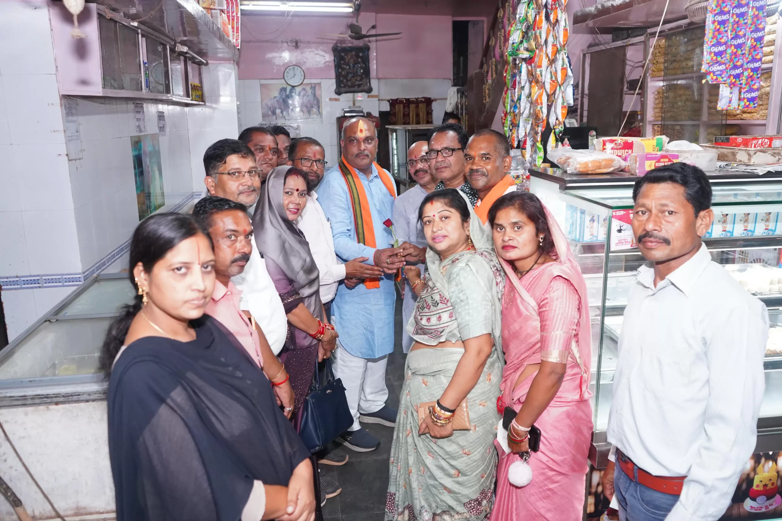 दुर्ग ग्रामीण विधायक ललित चंद्राकर ने व्यापारियों को गुलाब भेंट कर स्वागत अभिनंदन किया