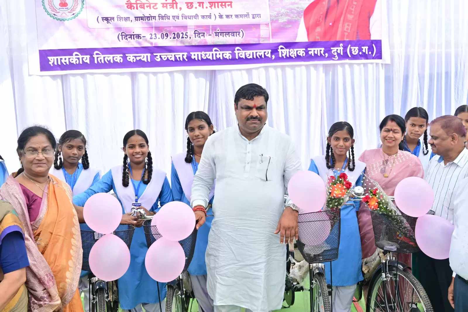 शिक्षा मंत्री गजेंद्र यादव ने सरस्वती साइकिल योजना के तहत 55 छात्राओं को किया साइकिल वितरण