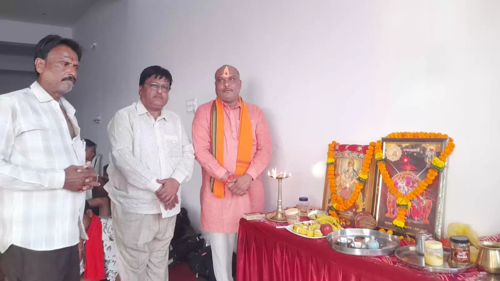 डोंगरगढ़ जाने वाले पदयात्रियों को सेवा पंडाल में मिल रही है राहत, अग्रवाल सेवा मंडल के सेवा पंडाल में विधायक ललित चंद्राकर ने दी पदयात्रियों को सेवा