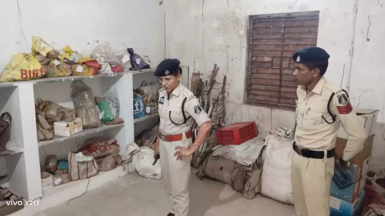 एसडीओपी बेमेतरा कौशिल्या साहू ने पुलिस चौकी खण्डसरा का किया अर्धवार्षिक निरीक्षण, ग्राम अपराध पुस्तिका का किया अवलोकन