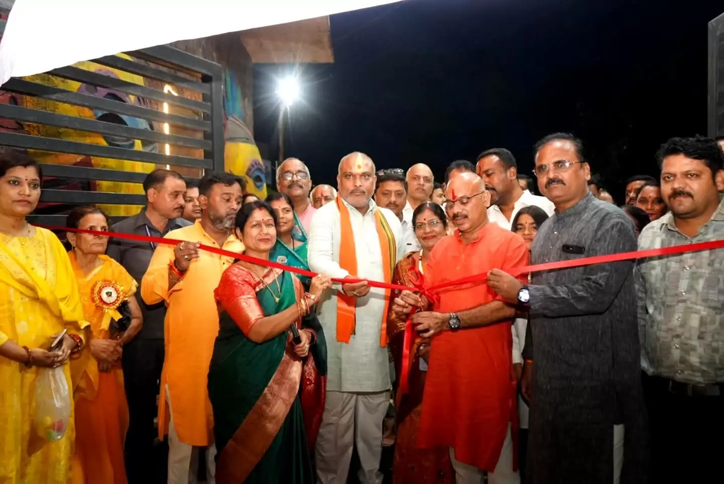 भाजपा की प्रधानमंत्री नरेंद्र मोदी के जीवन पर आधारित चित्र प्रदर्शनी एवं वोकल फार लोकल सम्मान समारोह की शुरुआत