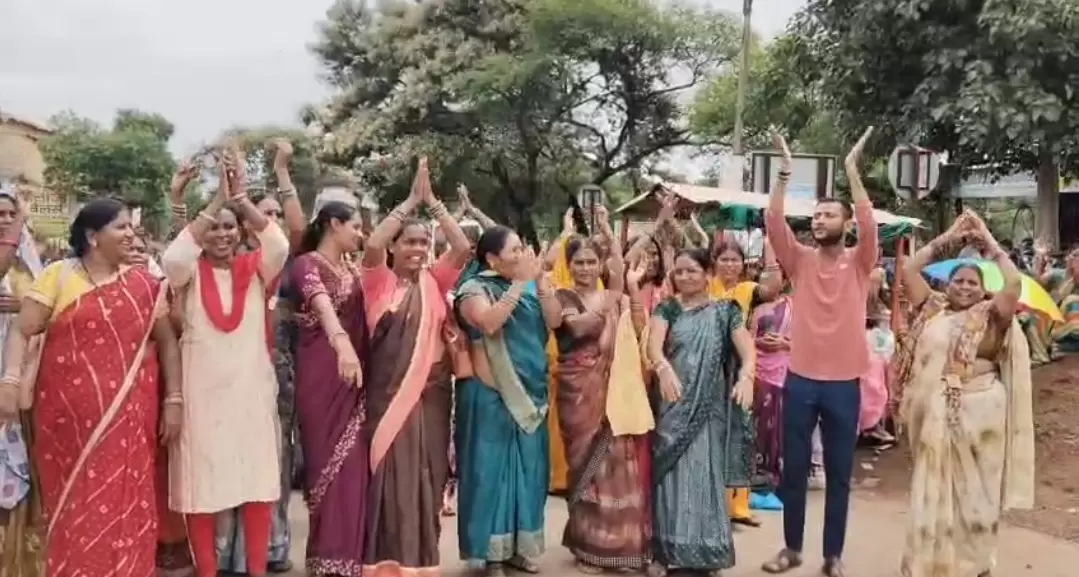 लिमाही चौक पर मितानिनों ने किया प्रदर्शन, विष्णु देव सरकार के खिलाफ की नारेबाजी