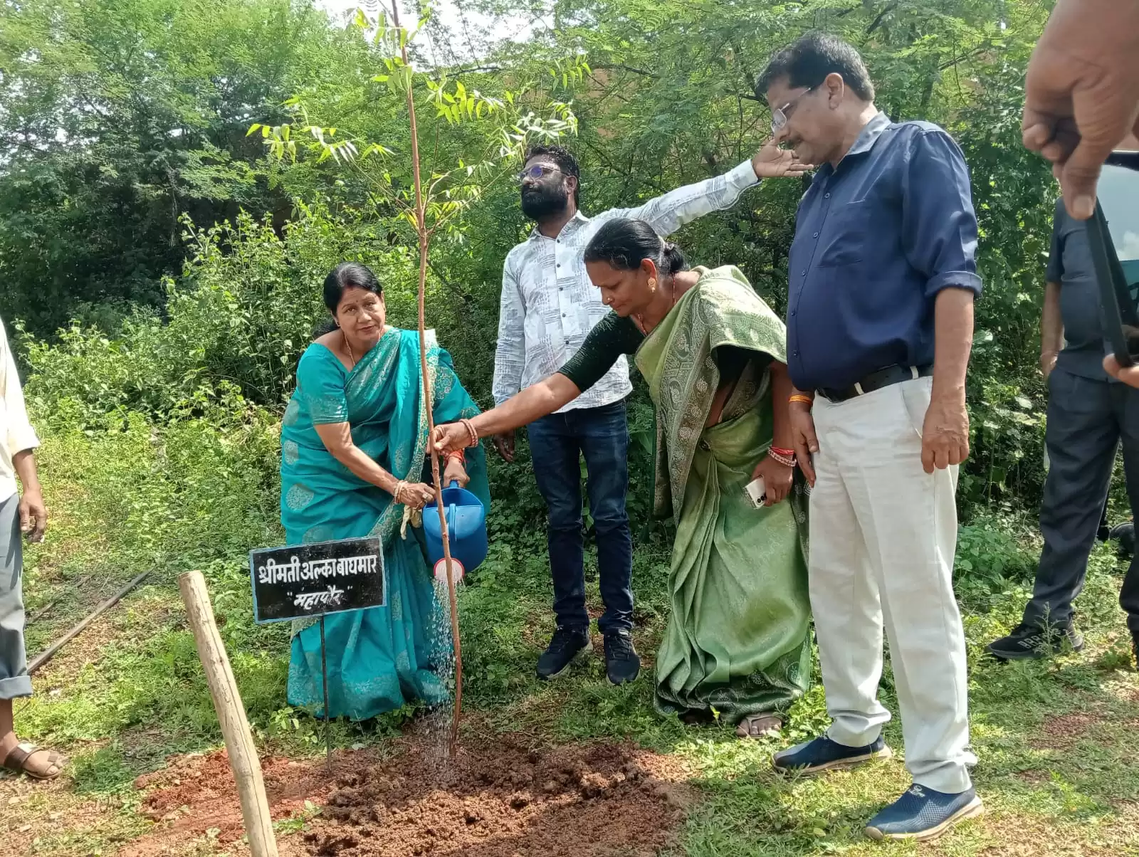 शारदीय नवरात्रि नवमी अवसर पर निगम ने किया विशेष पौधारोपण,महापौर अलका बाघमार ने लगाया नीम का पौधा