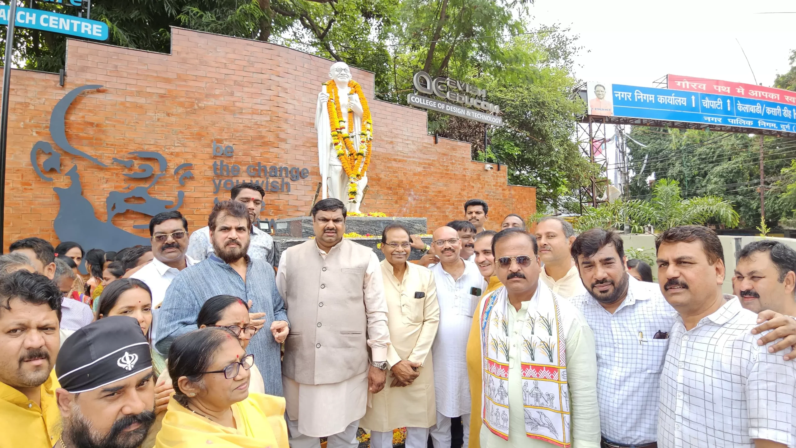 गांधी जयंती पर दुर्ग में केबिनेट मंत्री गजेन्द्र यादव ने किया माल्यार्पण