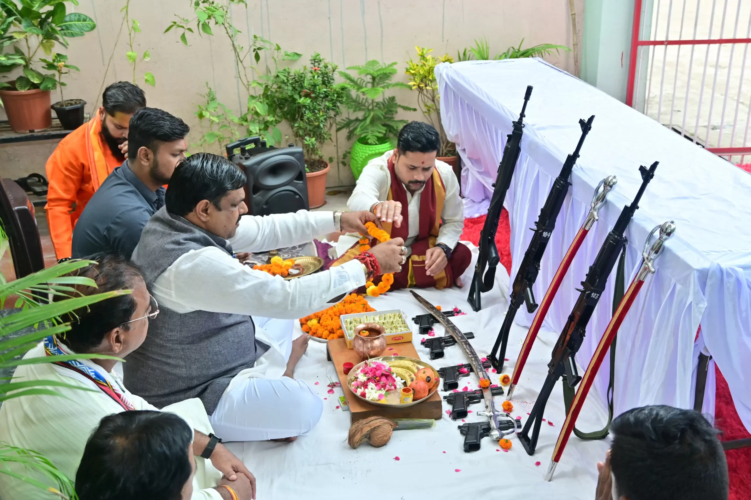 विजयादशमी के पावन अवसर पर केबिनेट मंत्री गजेन्द्र यादव ने शस्त्र पूजन कर दी शुभकामनाएँ